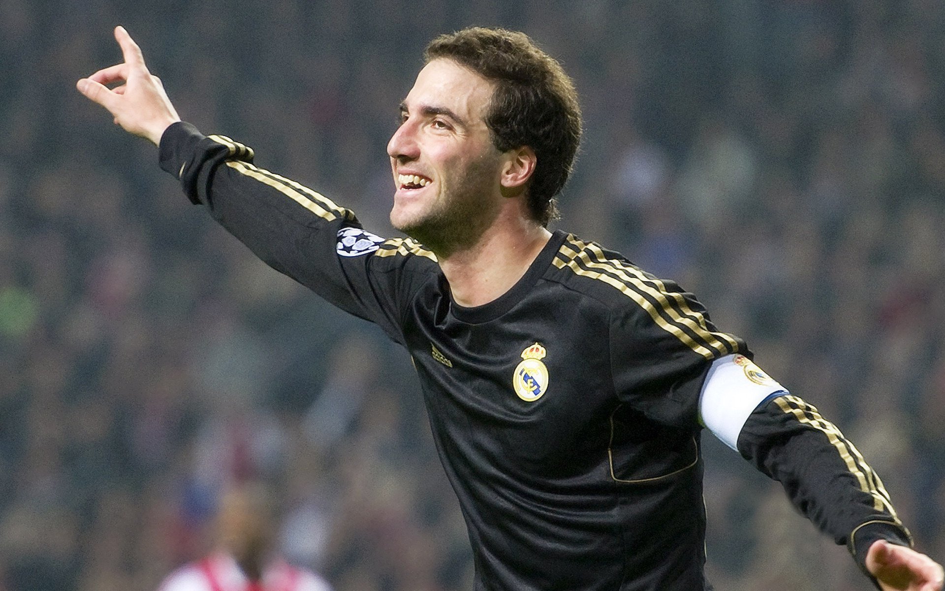 Kysports-张伟丽成功卫冕金腰带，UFC赛场再次闪耀，张伟丽在ufc打了几场比赛才挑战冠军